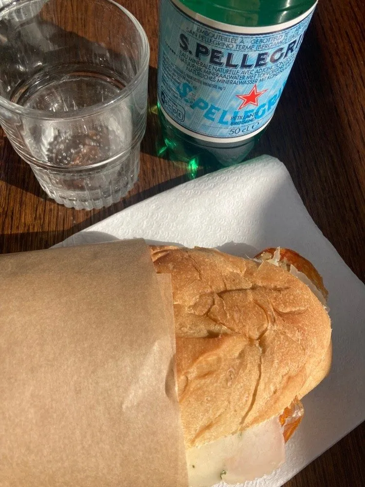 Panino enveloppé dans du papier, sur une table