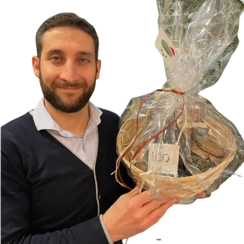 Pasquale tient un panier cadeau garni